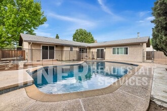 Building Photo - 511 Lyndhurst Ave