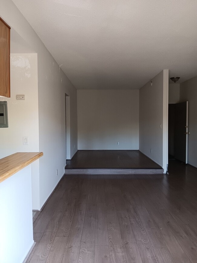 Building Photo - 10965 Fruitland Dr