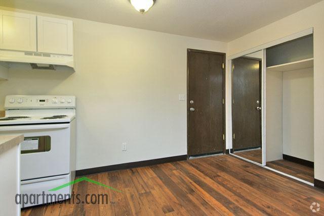 Dining Room - Lake Crest Apartments