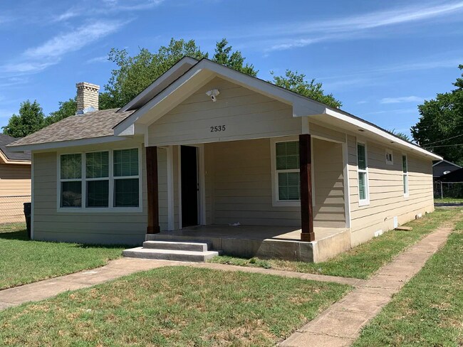 Building Photo - 2535 Sharon St