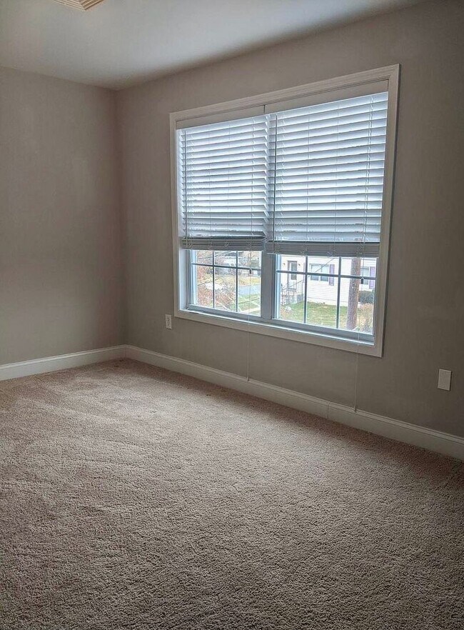 Foto del edificio - 254 Upland Ave