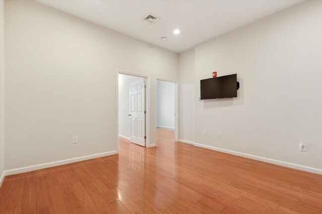 Building Photo - 2 Bed 1 Bath Wash West