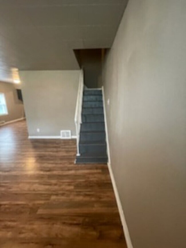 Building Photo - Large 2 Story Home