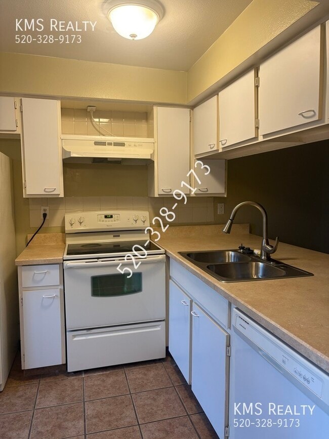 Building Photo - 702 S Pantano Rd