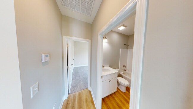Building Photo - Midtown Oaks 15