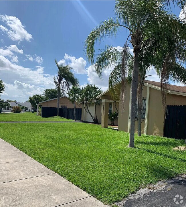 Lake Marks at Westwind Houses for Rent with a Swimming Pool Miami, FL