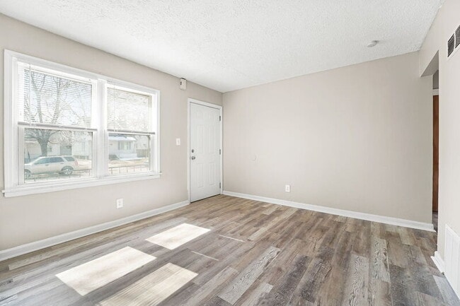 Foto del edificio - 7227 Orchard Ave