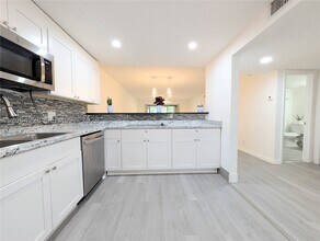 Building Photo - 310 Lakeview Dr