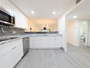 Building Photo - 310 Lakeview Dr