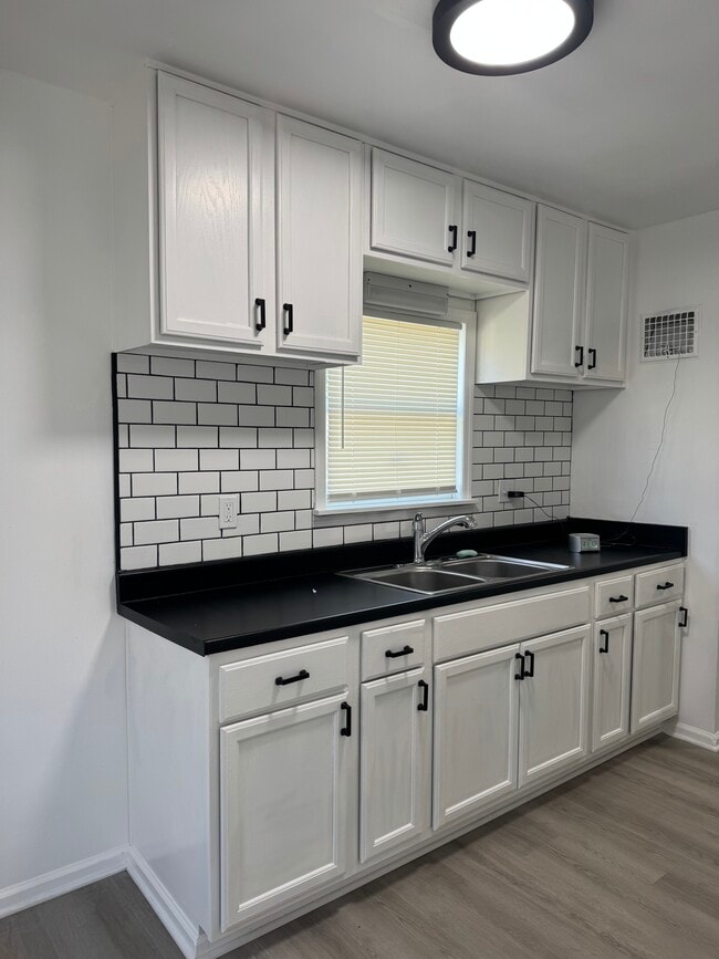 Foto del edificio - 1596 S Champion Ave