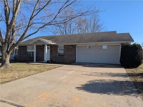 Building Photo - 704 S Little St