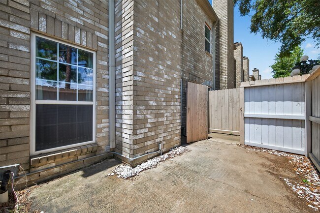 Building Photo - 3102 Holly Hall St