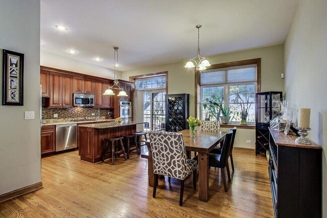 Dining Room - 1801 W Thomas St (Chicago, IL) Apartments