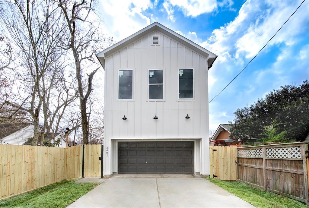 Foto principal - 2402 Bennington St