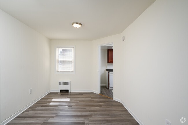 2BR, 1BA Deluxe - 830SF - Penzel Manor