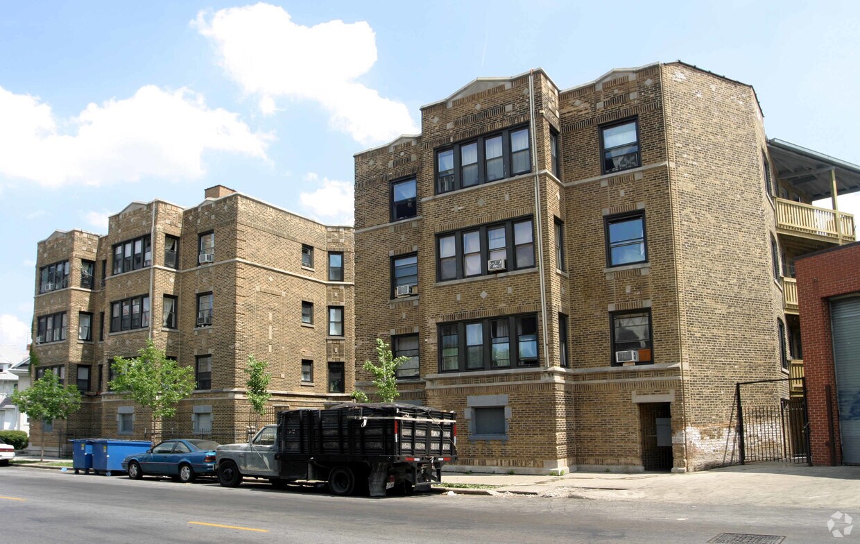 Primary Photo - 7415-7423 N Rogers Ave