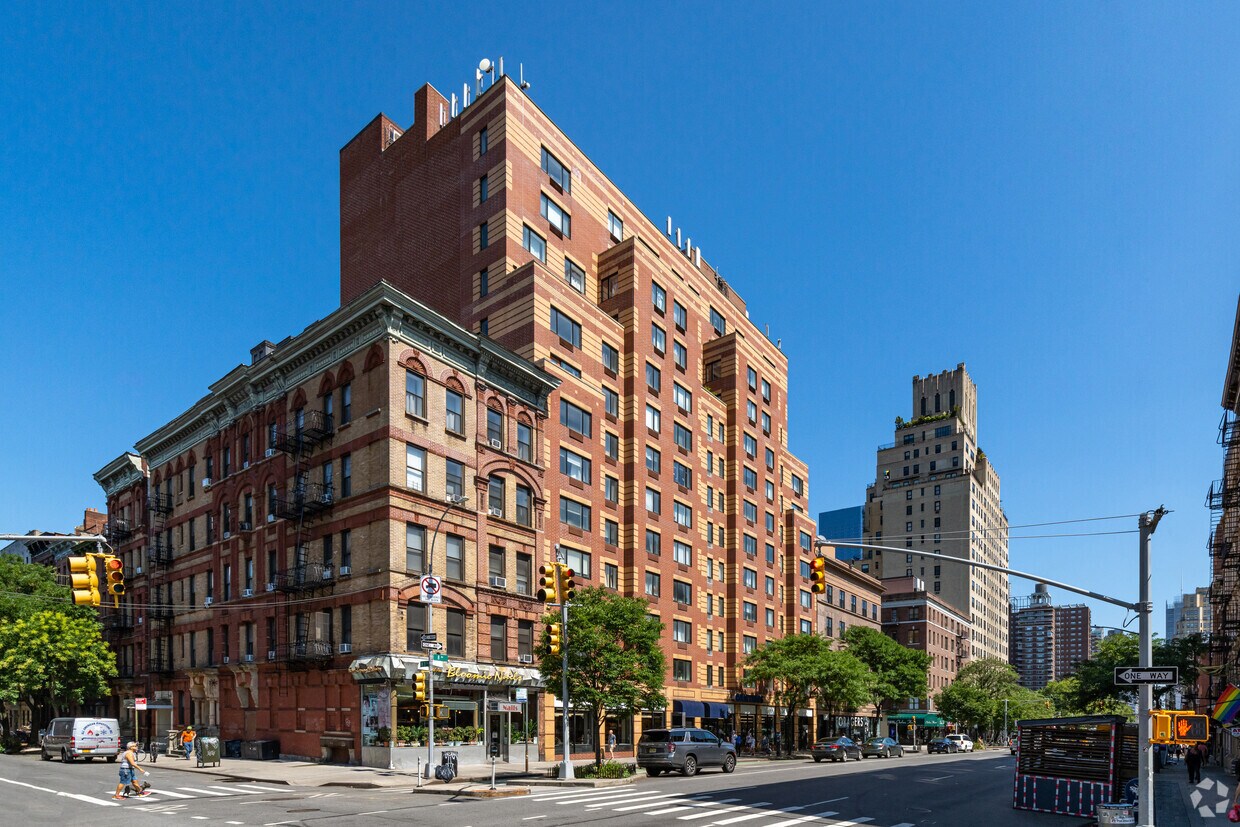 Primary Photo - 225 8th Ave