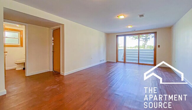 Building Photo - 2125 Eastview Dr