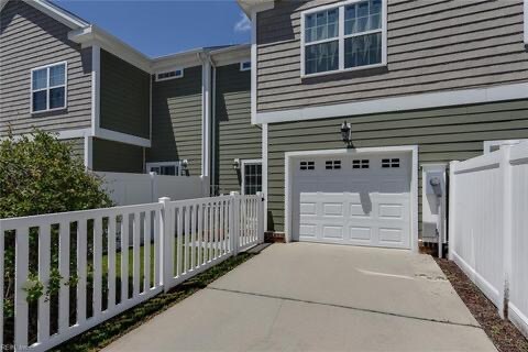 Building Photo - 3135 Patrick Henry Dr