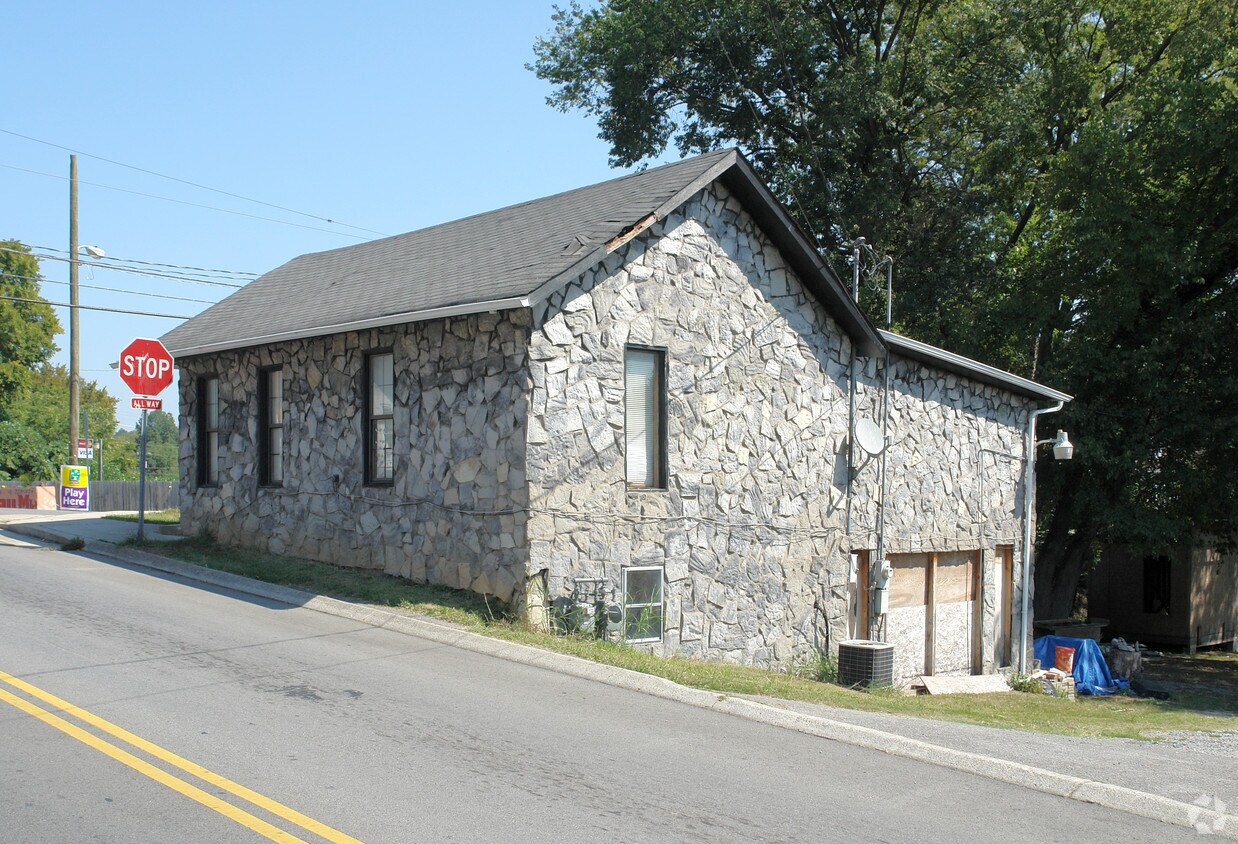 Building Photo - 1400 Fatherland St