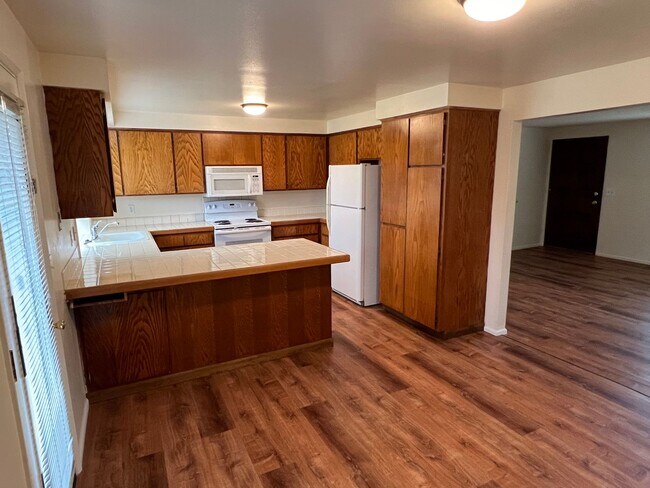 Foto del edificio - 3 Bedroom, 2 Bathroom in N. Coburg Rd Area