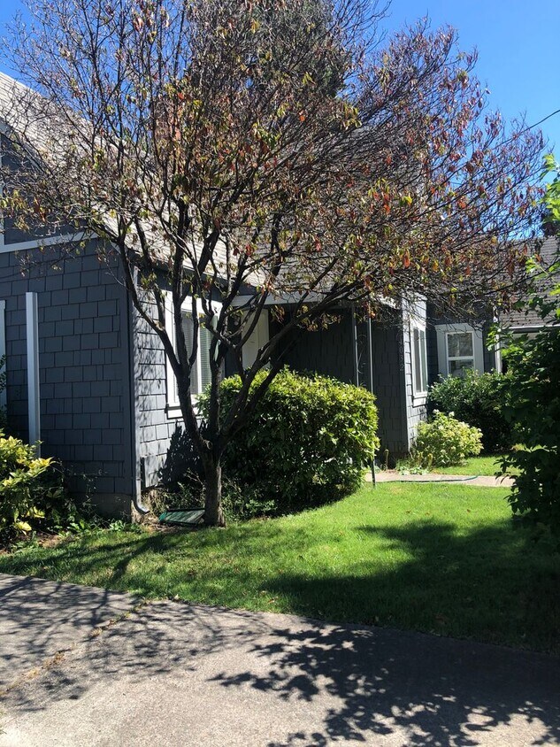 Foto principal - 1032-1038 Woodrow Ln