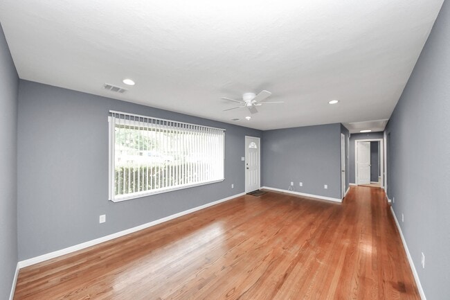 Building Photo - 10021 Hazelhurst Dr