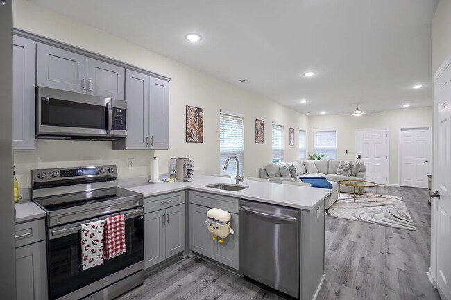 Foto del edificio - Room in House on William Stowe Dr