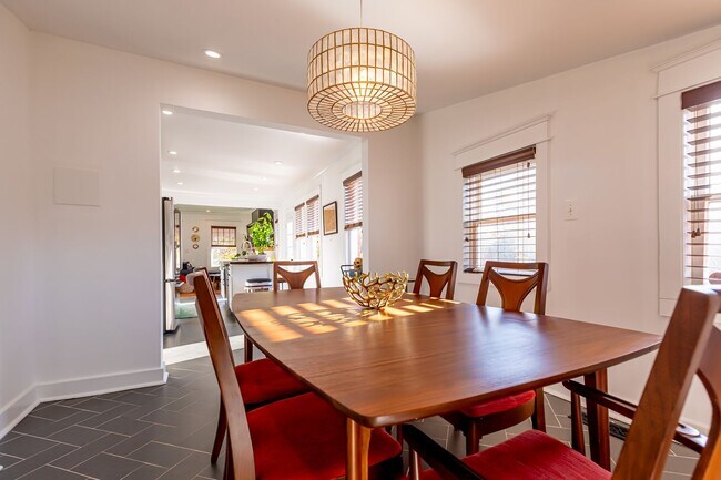 Foto del edificio - Rare historic East Nashville bungalow for rent; 4 Beds 3 Baths, 1,806 SqFt, fenced yard