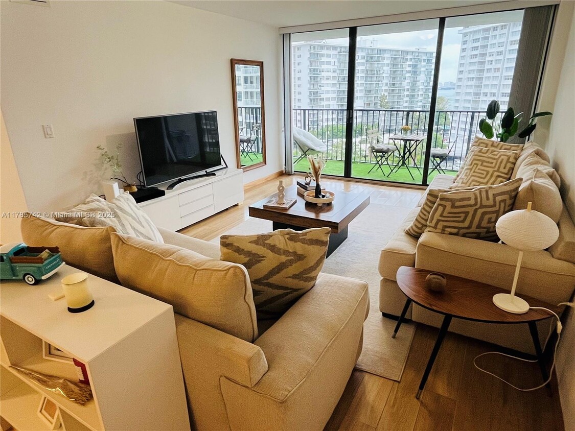 Primary Photo - 1450 Brickell Bay Dr