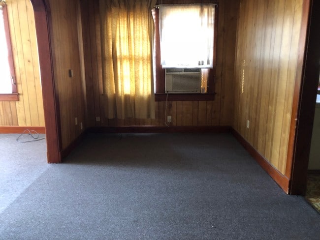 Building Photo - 505 E Coleman Ave