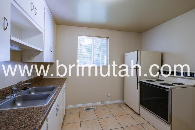 Building Photo - 1025 E Atkin Ave