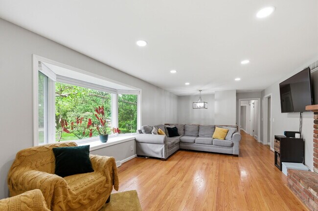 Foto del edificio - 1204 Forest Ct
