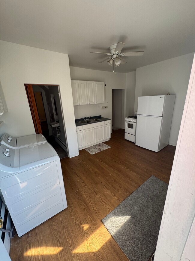 Cocina desde la entrada trasera - 4052 Penn Ave