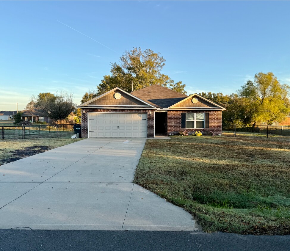 Primary Photo - 1216 W Duncan Rd