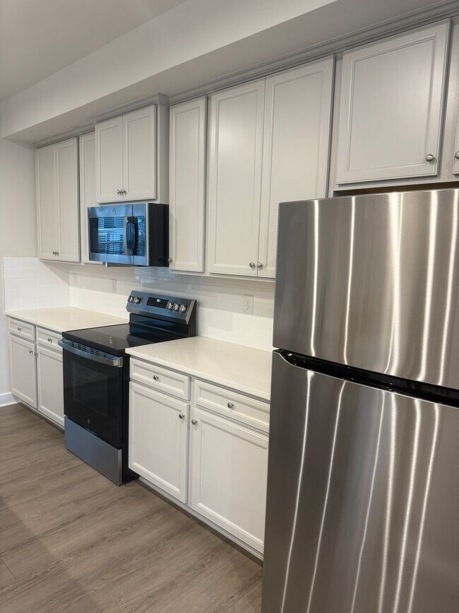 Foto del edificio - Brand New 3BR 2.5BA Townhome w/ 2-Car Garage • Modern Kitchen • Private Deck in Indian Trail!