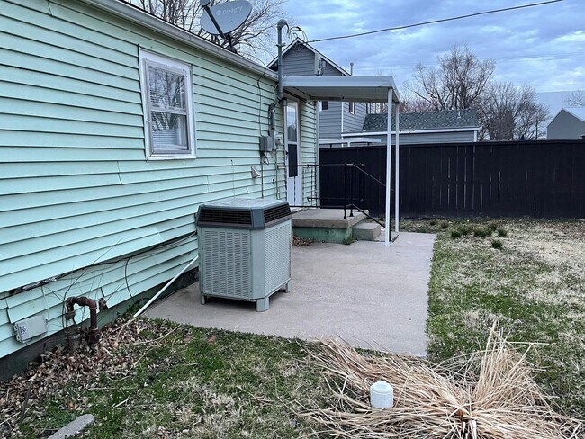 Building Photo - $775 - 2 bed 1 bath - Single Family Home