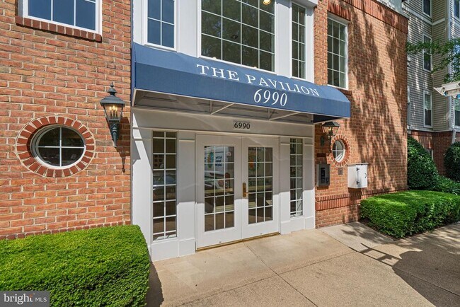 Foto del edificio - 6990 Falls Reach Dr