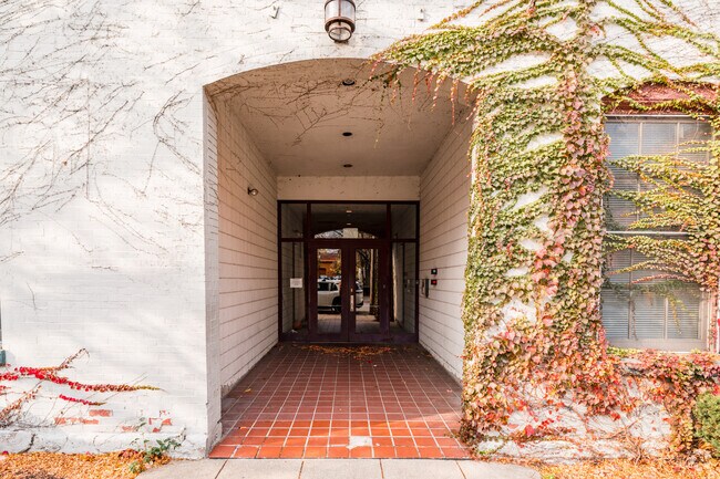 Entrada - Modern Tool Square