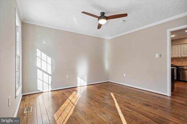 Building Photo - 4623 University Dr