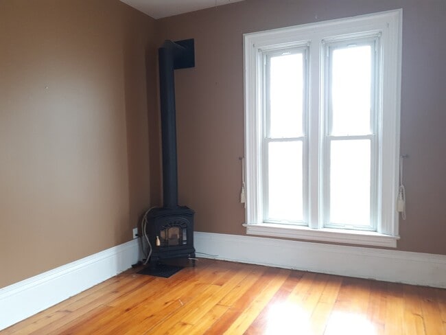 Building Photo - 184 Christina St S