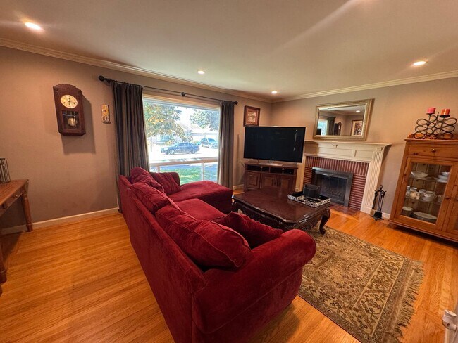 Foto del edificio - Fully Furnished 3BED/2BATH SFH For Rent in the Desirable City of San Leandro, Ca!!!!