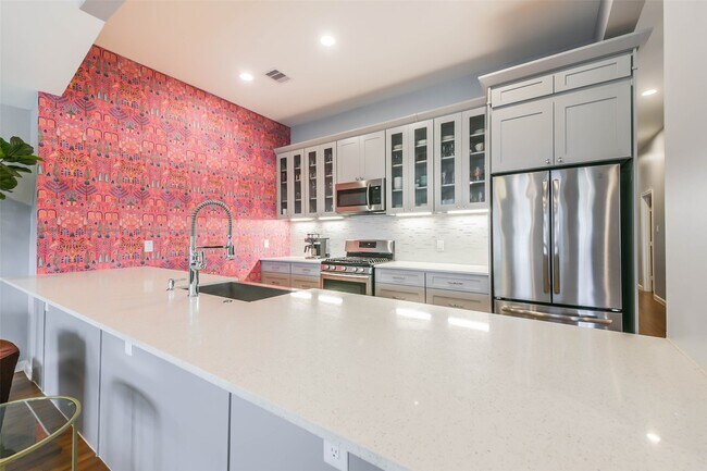 Building Photo - 213 N Hutcheson St