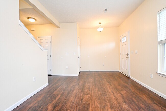 Foto del edificio - 8453 Forest Valley Dr
