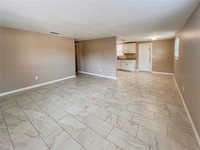 Building Photo - 5850 Colonial Dr