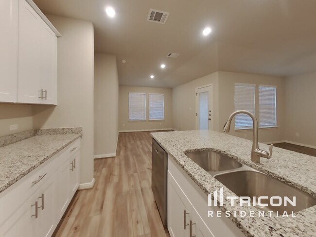 Foto del edificio - 13530 Paxton Blvd