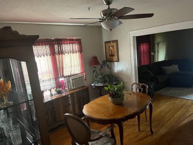 Diningroom - 210 Woodbine Ave