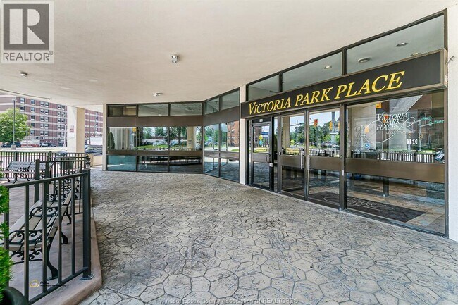 Photo du bâtiment - 150 Park St W