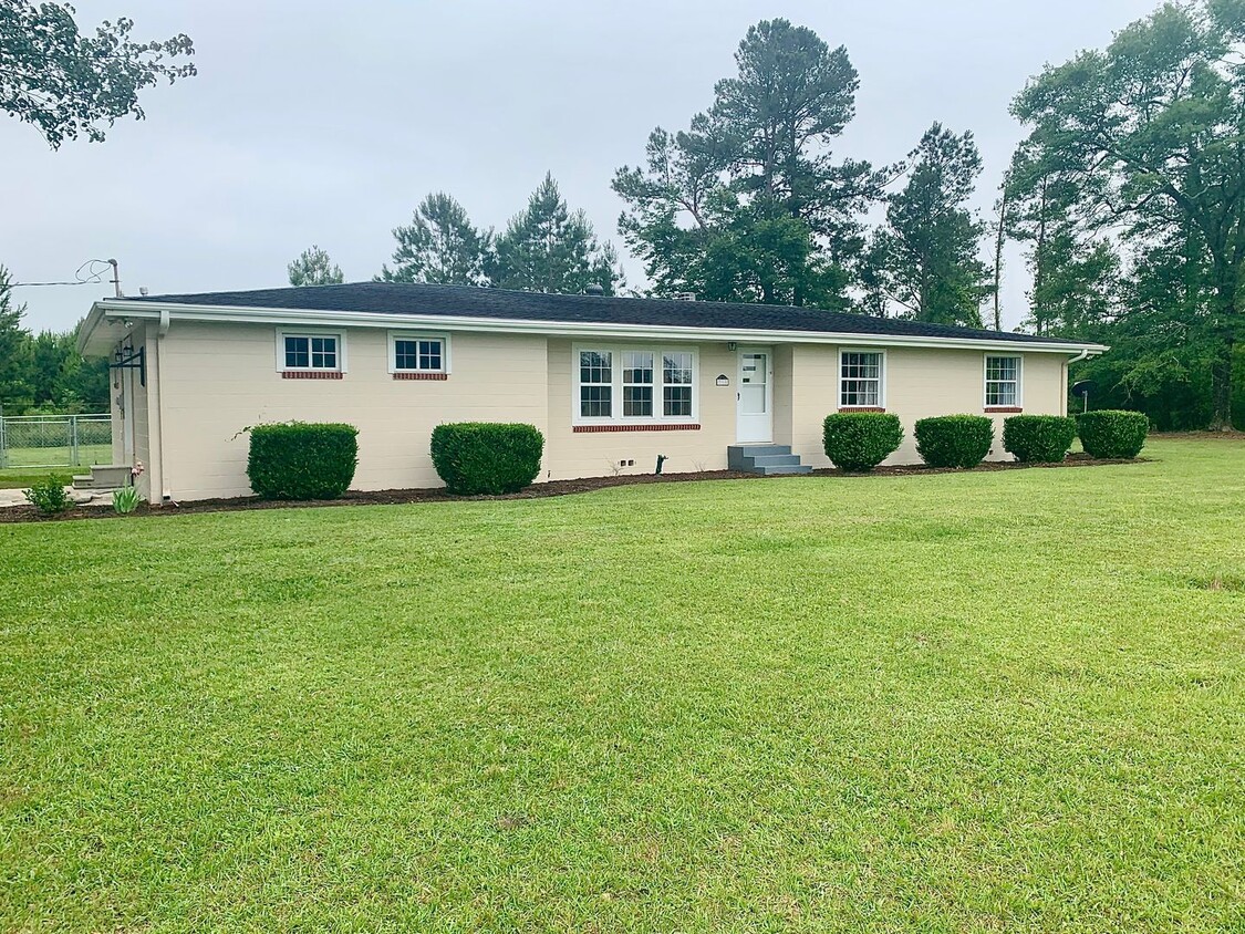 Foto principal - AVAILABLE NOW! 3 Bedrooms/1 1/2 Bath with ...