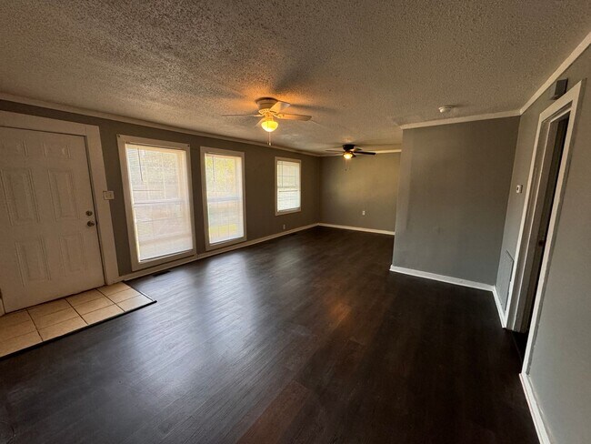 Building Photo - Three bedroom, one bath house in Columbia!